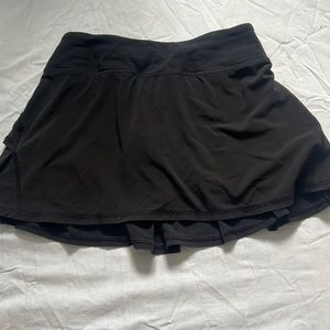 Black lululemon skirt, size 2, good condition